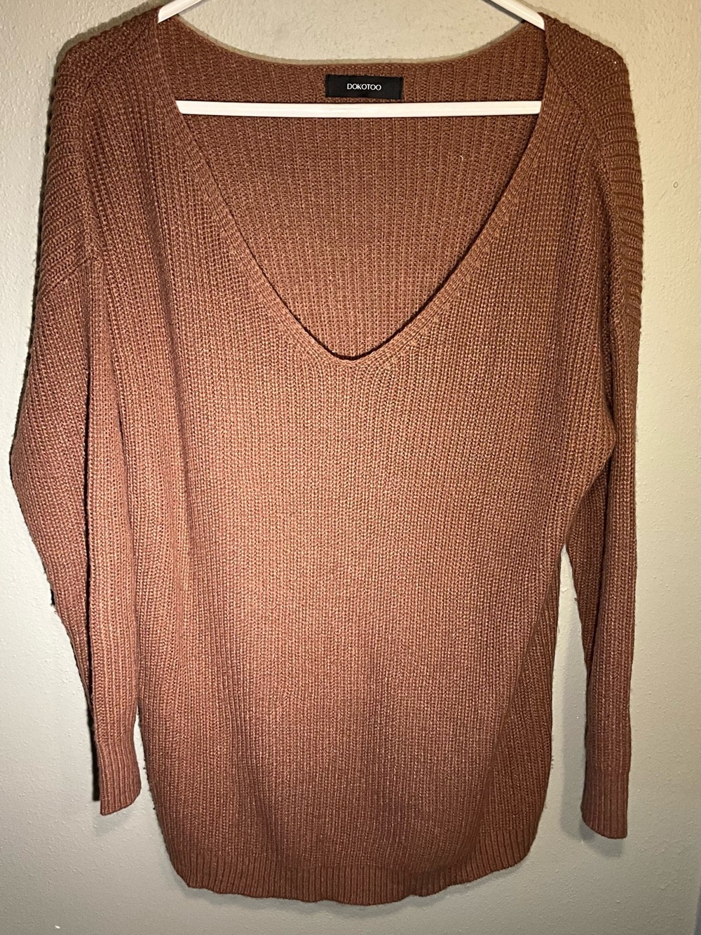 Dokotoo V-Neck Ribbed Sweater – Rust Brown M